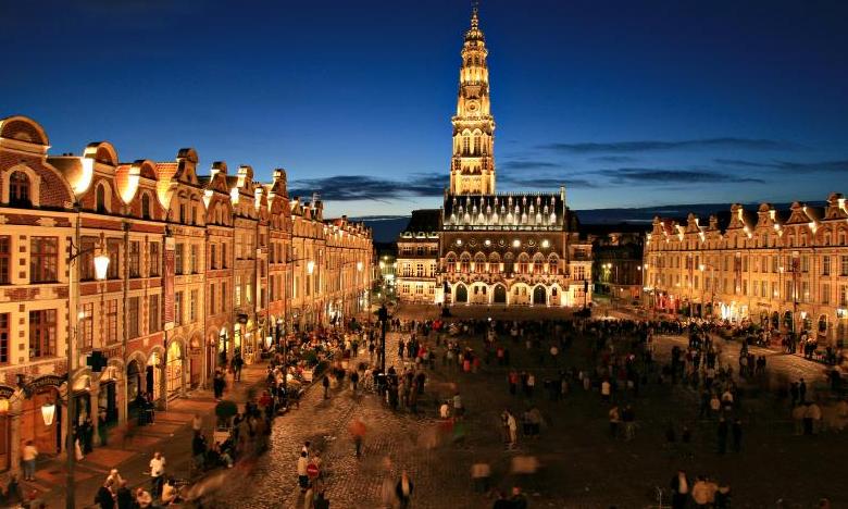 Arras_la grand place et le beffroi de l’hôtel de ville