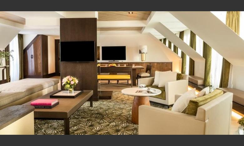 Presidential-Suite-Living-Room